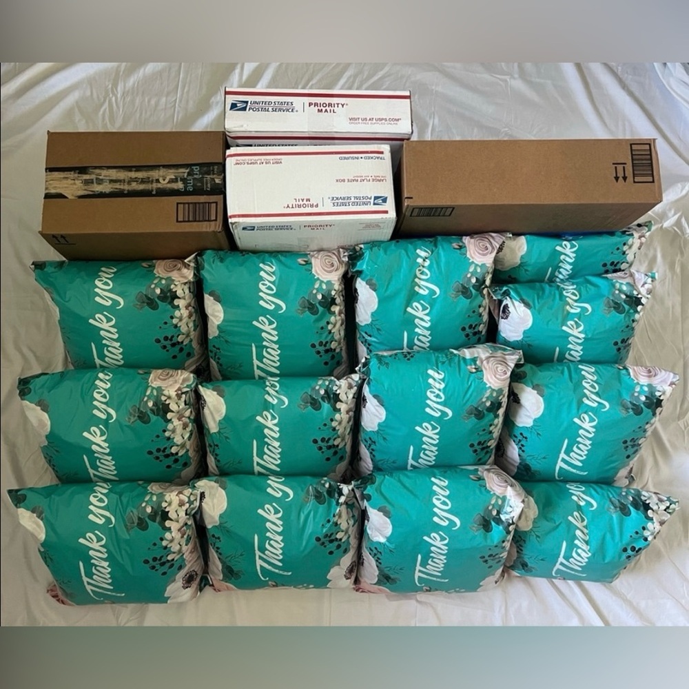 THRIFTEDBYKELBI IS LIVE - SO MANY GIVY’S & FREEBIES - LIKE THIS TO BE NOTIFIED!🤍 - Picture 12 of 16